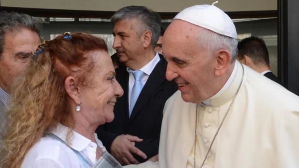 Alicia Barrios junto al papa Francisco.