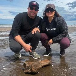 Los dos afortunados vecinos junto a su valioso hallazgo. 