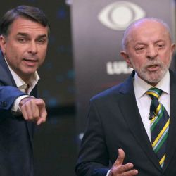 El presidente de Brasil y candidato presidencial, Luiz Inácio Lula da Silva (derecha), y el candidato presidencial brasileño de derecha, Flavio Bolsonaro, conversan durante un debate previo a la segunda vuelta de las elecciones presidenciales en São Paulo, Brasil. | Foto:NELSON ALMEIDA / AFP