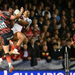 El zaguero inglés del Gloucester, George Barton (izquierda), y el centro francés del Bordeaux-Bègles, Yoram Moefana (segundo desde la izquierda), disputan la pelota durante el partido del grupo 3 de la Copa de Campeones Europea de rugby entre el Gloucester y el Bordeaux-Bègles, en el estadio Kingsholm de Gloucester, en el oeste de Inglaterra. | Foto:OLI SCARFF / AFP
