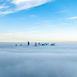 Esta fotografía aérea muestra los rascacielos de Varsovia envueltos en un manto de niebla en una mañana de otoño. | Foto:Sergei Gapon / AFP