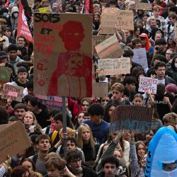 Manifestantes sostienen una pancarta que dice "Sé joven y cállate" durante una protesta de estudiantes de secundaria en Nantes, en el oeste de Francia, en el marco de una movilización estudiantil a nivel nacional por las condiciones de aprendizaje. Francia registra manifestaciones en todo el país este 13 de octubre en apoyo a los estudiantes, quienes llevan semanas protestando por las deficientes condiciones en las aulas, mientras tanto las autoridades como los participantes permanecen alerta ante la posibilidad de nuevos episodios de violencia. | Foto:Sebastien Salom-Gomis / AFP