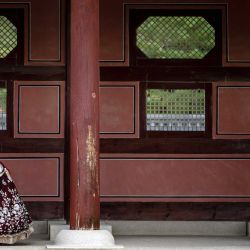 Turistas con trajes tradicionales hanbok visitan el palacio Gyeongbokgung en Seúl, Corea del Sur. | Foto:Philip Fong / AFP