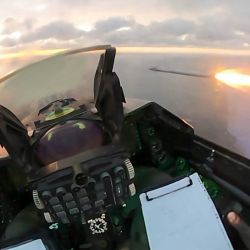 Esta captura de video, facilitada por el Ministerio de Defensa de Rumanía y tomada desde la cámara de la cabina de un avión de combate F-16 de la Fuerza Aérea rumana, muestra el momento en que el piloto llevó a cabo una acción contra un dron que sobrevolaba el mar Negro, cerca de Sulina, Rumanía. | Foto:MAPN / Ministerio de Defensa de Rumanía / AFP