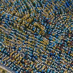 Un gran número de patinetes eléctricos, abandonados o sin usar, se encuentran amontonados en un espacio abierto en el distrito de Yuecheng, Shaoxing, en la provincia de Zhejiang (este de China). | Foto:CN-STR / AFP