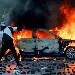 Un manifestante lanza un adoquín durante una protesta antigubernamental en el centro de Tirana, en el quinto día consecutivo de movilizaciones motivadas por las condiciones en las universidades y la exigencia de dimisión del primer ministro albanés. Varios cientos de personas, algunas de ellas con el rostro cubierto, se congregaron hacia el mediodía frente al Ministerio de Educación; posteriormente, las protestas se extendieron por toda la ciudad. Los manifestantes lanzaron piedras contra la policía y prendieron fuego a contenedores de basura, utilizándolos como barricadas para impedir el avance de los agentes. | Foto:Armend Nimani / AFP