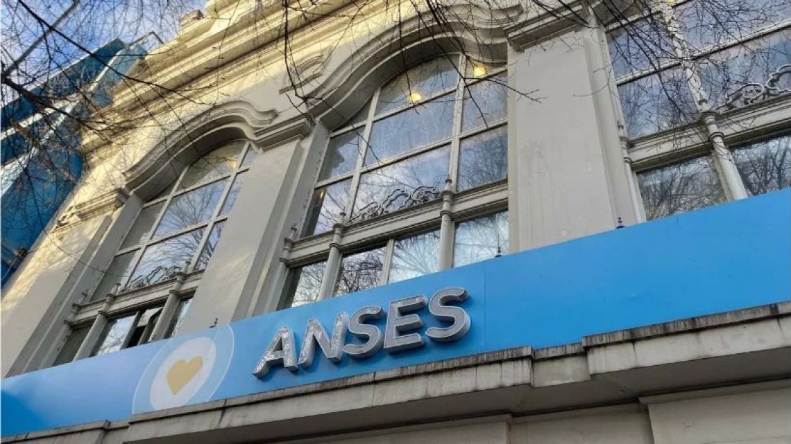 Docentes jubilados cobrarán retroactivos tras anularse los topes
