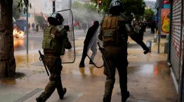Policía antidisturbios en medio de la marcha en Chile