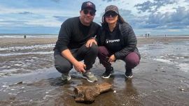 Los dos afortunados vecinos junto a su valioso hallazgo.