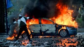 Un manifestante lanza un adoquín durante una protesta antigubernamental en el centro de Tirana, en el quinto día consecutivo de movilizaciones motivadas por las condiciones en las universidades y la exigencia de dimisión del primer ministro albanés. Varios cientos de personas, algunas de ellas con el rostro cubierto, se congregaron hacia el mediodía frente al Ministerio de Educación; posteriormente, las protestas se extendieron por toda la ciudad. Los manifestantes lanzaron piedras contra la policía y prendieron fuego a contenedores de basura, utilizándolos como barricadas para impedir el avance de los agentes.