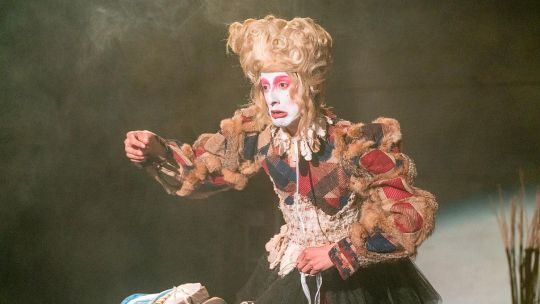 Gauchos, vampiros y verso contemporáneo: el universo poético de La Anticrista
