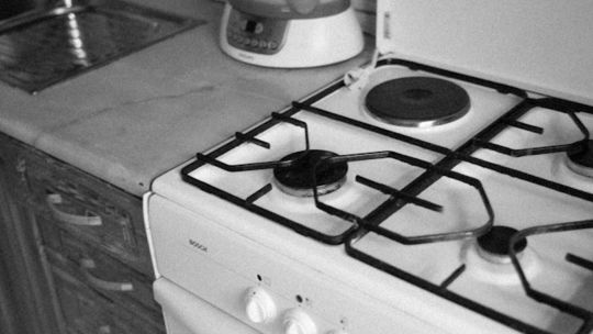 Cocinas en espacios reducidos: cómo equipar ese espacio sin renunciar a hornallas y hornos