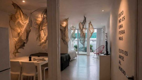 AL HUESO transforma un edificio de Chacarita en una feria de arte viva con 28 proyectos, música en vivo y performances