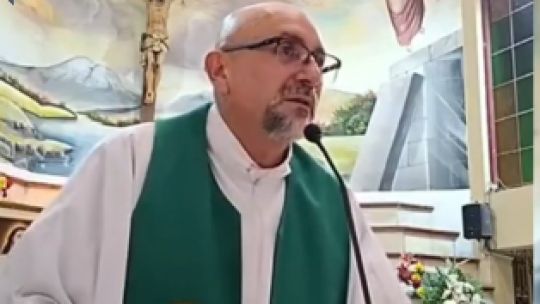 Quién es el sacerdote ecuatoriano que murió al ser aplastado por una cruz