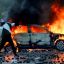 Fotogaleria Un manifestante lanza un adoquín durante una protesta antigubernamental en el centro de Tirana, en el quinto día consecutivo de movilizaciones motivadas por las condiciones en las universidades