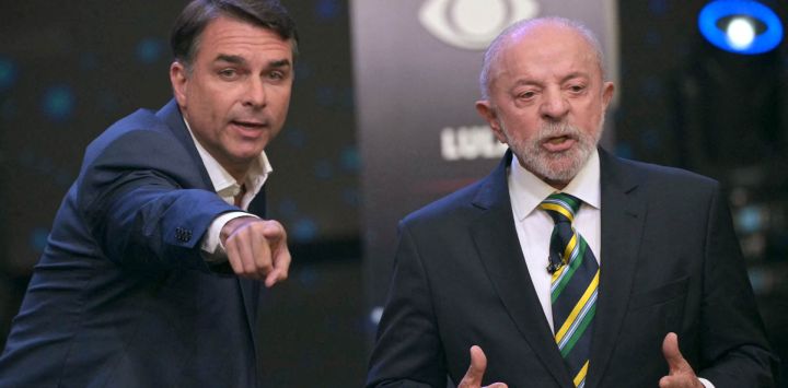 El presidente de Brasil y candidato presidencial, Luiz Inácio Lula da Silva (derecha), y el candidato presidencial brasileño de derecha, Flavio Bolsonaro, conversan durante un debate previo a la segunda vuelta de las elecciones presidenciales en São Paulo, Brasil.