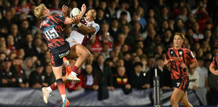 El zaguero inglés del Gloucester, George Barton (izquierda), y el centro francés del Bordeaux-Bègles, Yoram Moefana (segundo desde la izquierda), disputan la pelota durante el partido del grupo 3 de la Copa de Campeones Europea de rugby entre el Gloucester y el Bordeaux-Bègles, en el estadio Kingsholm de Gloucester, en el oeste de Inglaterra.