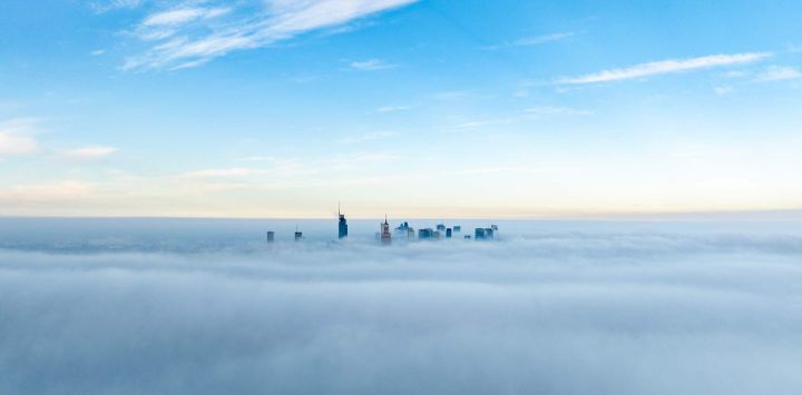 Esta fotografía aérea muestra los rascacielos de Varsovia envueltos en un manto de niebla en una mañana de otoño.