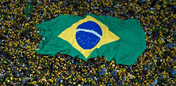 Esta vista aérea muestra a partidarios del senador brasileño de derecha y candidato presidencial del Partido Liberal (PL), Flavio Bolsonaro, sosteniendo una bandera brasileña gigante durante un mitin en la Avenida Paulista, en São Paulo, Brasil, antes de la segunda vuelta de las elecciones presidenciales.