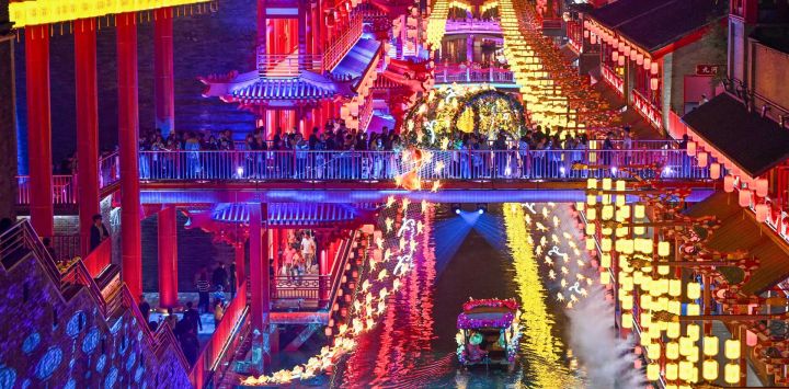 Imagen de personas visitando la Acrópolis del Este, en la Nueva Área de Binhai de Tianjin, en el norte de China.