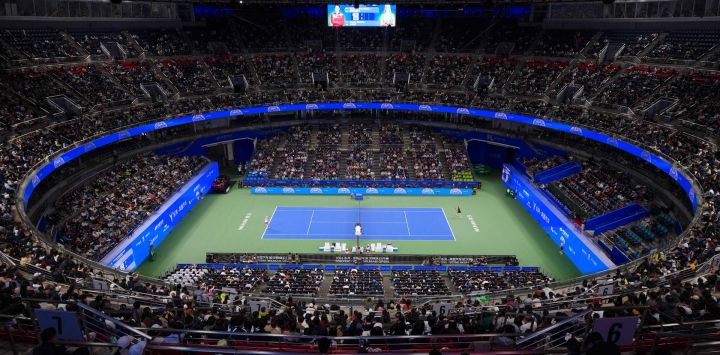 Imagen del partido final de individuales femeninos entre Maja Chwalinska, de Polonia, y Sonay Kartal, de Reino Unido, en el torneo de tenis Abierto de Wuhan, en Wuhan, capital de la provincia de Hubei, en el centro de China.