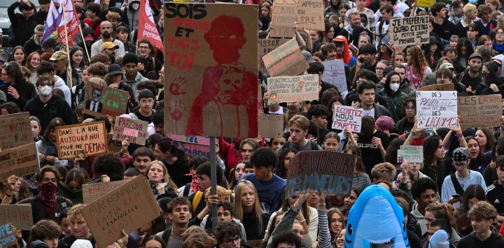 Manifestantes sostienen una pancarta que dice "Sé joven y cállate" durante una protesta de estudiantes de secundaria en Nantes, en el oeste de Francia, en el marco de una movilización estudiantil a nivel nacional por las condiciones de aprendizaje. Francia registra manifestaciones en todo el país este 13 de octubre en apoyo a los estudiantes, quienes llevan semanas protestando por las deficientes condiciones en las aulas, mientras tanto las autoridades como los participantes permanecen alerta ante la posibilidad de nuevos episodios de violencia.