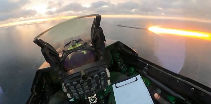 Esta captura de video, facilitada por el Ministerio de Defensa de Rumanía y tomada desde la cámara de la cabina de un avión de combate F-16 de la Fuerza Aérea rumana, muestra el momento en que el piloto llevó a cabo una acción contra un dron que sobrevolaba el mar Negro, cerca de Sulina, Rumanía.