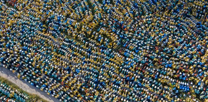 Un gran número de patinetes eléctricos, abandonados o sin usar, se encuentran amontonados en un espacio abierto en el distrito de Yuecheng, Shaoxing, en la provincia de Zhejiang (este de China).