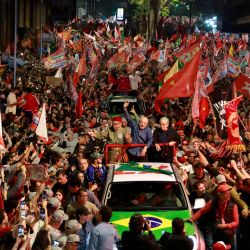 El presidente de Brasil y candidato presidencial, Luiz Inácio Lula da Silva, del Partido de los Trabajadores (PT), saluda a sus simpatizantes durante un acto de campaña en Porto Alegre, en el estado de Rio Grande do Sul, Brasil, de cara a la segunda vuelta de las elecciones presidenciales. | Foto:SILVIO AVILA / AFP