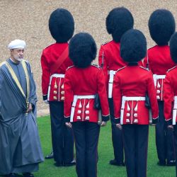 El sultán de Omán, Haitham bin Tarik, pasa revista a la Guardia de Honor en el patio central del castillo de Windsor, en Windsor, durante la primera jornada de una visita de Estado de tres días del sultán de Omán al Reino Unido. | Foto:Chris Jackson / POOL / AFP