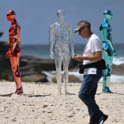 La escultura "Artificial Real Time", de la artista Erica Zaino, se observa durante la exposición "Sculpture by the Sea" cerca de la playa de Bondi, en Sídney, Australia. | Foto:Saeed Khan / AFP