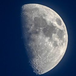 La Luna en fase gibosa creciente se observa sobre Bogotá, Colombia. | Foto:Luis Acosta / AFP