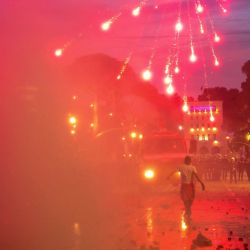 Manifestantes lanzan fuegos artificiales contra la policía antidisturbios durante una protesta antigubernamental en el centro de Tirana, en el marco de unas movilizaciones que continúan por tercer día consecutivo debido a las condiciones en las universidades y a la exigencia de la dimisión del primer ministro albanés, Edi Rama. | Foto:Adnan Beci / AFP