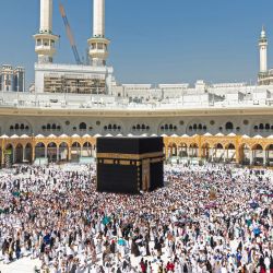 Peregrinos musulmanes realizan la Umrah alrededor de la Kaaba —el lugar más sagrado del islam—, en el complejo de la Gran Mezquita, en la ciudad santa de La Meca, Arabia Saudita. La coalición militar liderada por Arabia Saudita, que combate a los hutíes de Yemen, informó que había interceptado un misil de crucero en la región de Medina; sin embargo, los hutíes negaron haber llevado a cabo tal ataque. | Foto:AFP