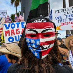 Personas participan en una manifestación bajo el lema "Nada de reyes: vota anticipadamente" ("No Kings: Vote Early") en Wilton Manors, Florida. Esta jornada nacional de movilización se lleva a cabo en ciudades de todo el país, centrada en la participación electoral, el voto anticipado y la protección de los comicios, de cara a las elecciones de mitad de mandato. | Foto:Giorgio Viera / AFP