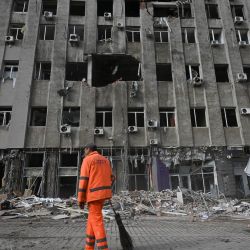Una fotografía muestra las secuelas de un ataque ocurrido durante la noche en el centro de Donetsk —en la zona de Ucrania bajo control ruso—, el cual, según funcionarios locales impuestos por Rusia, fue un ataque con drones ucranianos, en medio del actual conflicto ruso-ucraniano. | Foto:AFP