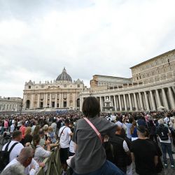 Una vista general muestra a la multitud mientras el Papa León XIV se encuentra en la ventana del palacio apostólico, con vistas a la plaza de San Pedro, durante el rezo del Ángelus, un día después de su regreso al Vaticano tras una intervención quirúrgica para extirpar un tumor canceroso en su pulmón derecho. | Foto:Andreas Solaro / AFP
