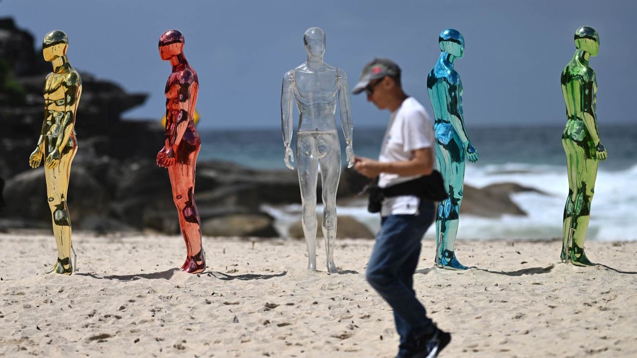 La escultura "Artificial Real Time", de la artista Erica Zaino, se observa durante la exposición "Sculpture by the Sea" cerca de la playa de Bondi, en Sídney, Australia. | Foto:Saeed Khan / AFP