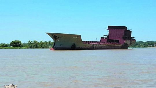 Peligro en el Paraná: la crecida soltó al "barco fantasma" de 107 metros y quedó a la deriva sin señalización