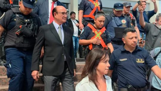 Insultos, golpes y enfrentamientos tras la condena a Oscar González: “Alejandra está muerta y no va a volver”