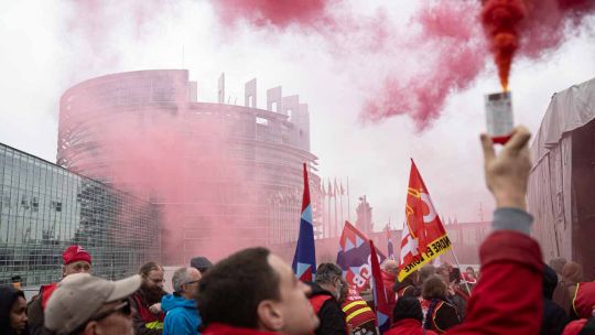 Francia espera nuevas protestas y el gobierno de Macron promete un despliegue "masivo" de policía