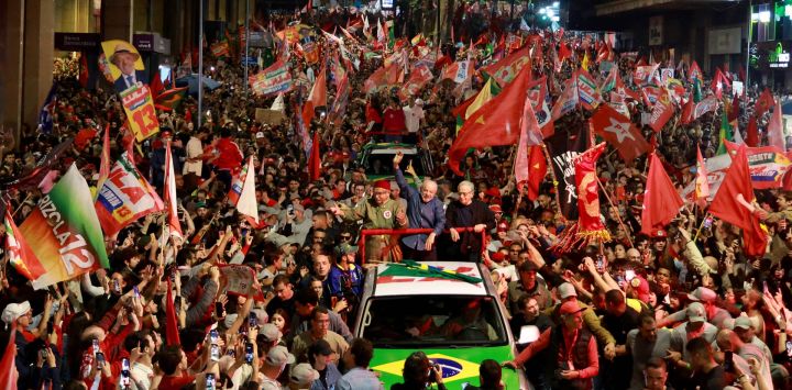 El presidente de Brasil y candidato presidencial, Luiz Inácio Lula da Silva, del Partido de los Trabajadores (PT), saluda a sus simpatizantes durante un acto de campaña en Porto Alegre, en el estado de Rio Grande do Sul, Brasil, de cara a la segunda vuelta de las elecciones presidenciales.