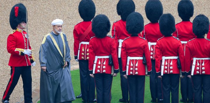 El sultán de Omán, Haitham bin Tarik, pasa revista a la Guardia de Honor en el patio central del castillo de Windsor, en Windsor, durante la primera jornada de una visita de Estado de tres días del sultán de Omán al Reino Unido.