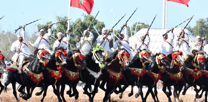 Imagen de una escena durante la Tbourida, una exhibición ecuestre marroquí, en el 17° Salón del Caballo de El Jadida, en El Jadida, Marruecos. La Tbourida es una exhibición ecuestre marroquí que se remonta al siglo XVI. En 2021 fue inscrita en la Lista Representativa del Patrimonio Cultural Inmaterial de la Humanidad de la UNESCO.
