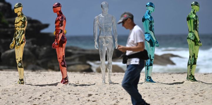 La escultura "Artificial Real Time", de la artista Erica Zaino, se observa durante la exposición "Sculpture by the Sea" cerca de la playa de Bondi, en Sídney, Australia.