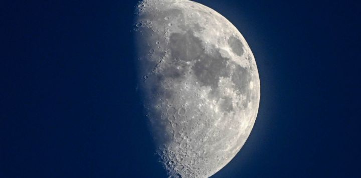La Luna en fase gibosa creciente se observa sobre Bogotá, Colombia.
