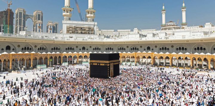 Peregrinos musulmanes realizan la Umrah alrededor de la Kaaba —el lugar más sagrado del islam—, en el complejo de la Gran Mezquita, en la ciudad santa de La Meca, Arabia Saudita. La coalición militar liderada por Arabia Saudita, que combate a los hutíes de Yemen, informó que había interceptado un misil de crucero en la región de Medina; sin embargo, los hutíes negaron haber llevado a cabo tal ataque.