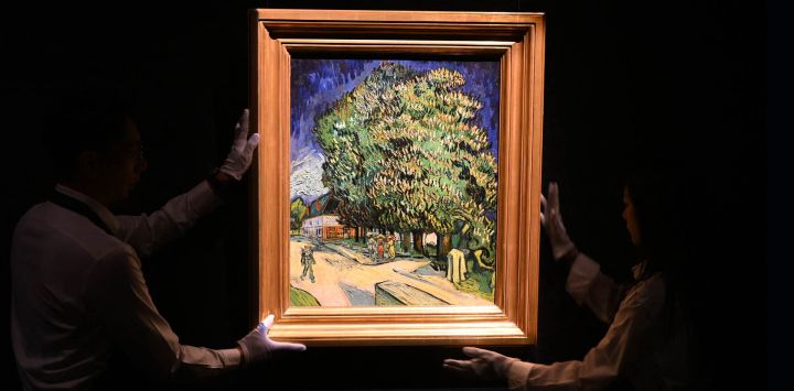 Personal de Sotheby's manipula el cuadro "Châtaigniers en fleurs" (Castaños en flor), de Vincent van Gogh, durante una presentación previa a una subasta en Hong Kong. La obra, pintada en Auvers-sur-Oise durante los últimos meses de vida del artista, será subastada en Nueva York en noviembre de 2026, con un precio estimado en torno a los 180 millones de dólares estadounidenses.