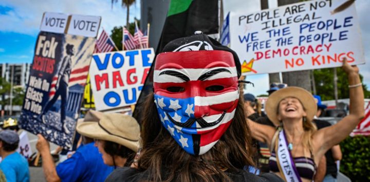 Personas participan en una manifestación bajo el lema "Nada de reyes: vota anticipadamente" ("No Kings: Vote Early") en Wilton Manors, Florida. Esta jornada nacional de movilización se lleva a cabo en ciudades de todo el país, centrada en la participación electoral, el voto anticipado y la protección de los comicios, de cara a las elecciones de mitad de mandato.