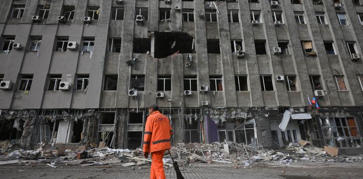 Una fotografía muestra las secuelas de un ataque ocurrido durante la noche en el centro de Donetsk —en la zona de Ucrania bajo control ruso—, el cual, según funcionarios locales impuestos por Rusia, fue un ataque con drones ucranianos, en medio del actual conflicto ruso-ucraniano.